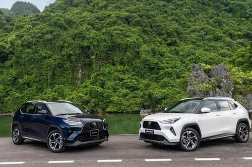 Bộ ba xe Toyota gầm cao ăn khách giảm giá mạnh