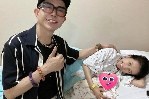 Long Nhật thông báo lên chức ông ngoại ở tuổi 56