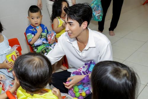 'Búp bê' gốc Việt trong 'RuPaul's Drag Race' về Việt Nam làm thiện nguyện
