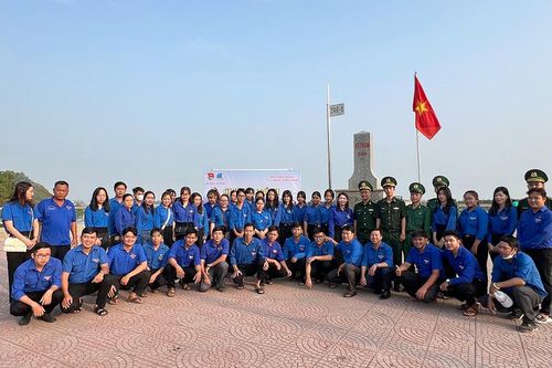Tuổi trẻ An Phú thực hiện nghi thức chào cờ tại cột mốc biên giới 246-1