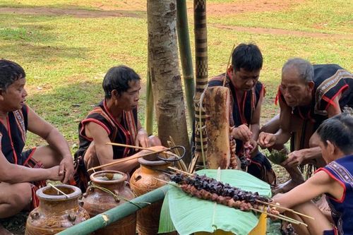 Sự khác biệt trong nghi lễ cúng giọt nước của dân tộc Jrai và Xê Đăng