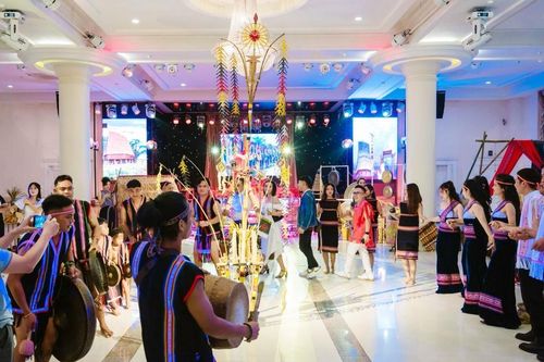 Cồng chiêng 'thắp lửa' hôn trường