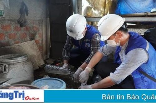 Khó khăn trong lấy mẫu quan trắc nước tại làng bún Cẩm Thạch