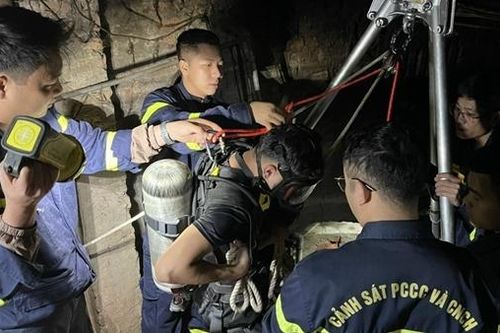 Cảnh sát PCCC và CNCH trục vớt thi thể nạn nhân dưới giếng sâu