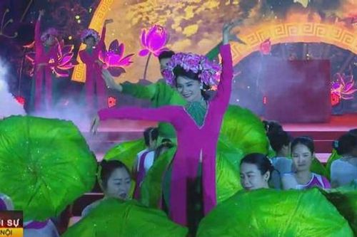 Màn trình diễn drone ở hồ Tây thu hút hàng ngàn người dân