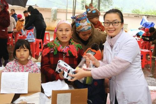 Khám, chữa bệnh nhân đạo và cấp phát thuốc miễn phí tại huyện Hòa An