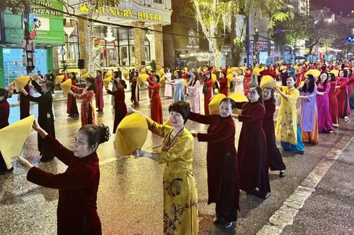 Chương trình nghệ thuật 'Trình diễn áo dài' tại Phố đi bộ Kim Đồng