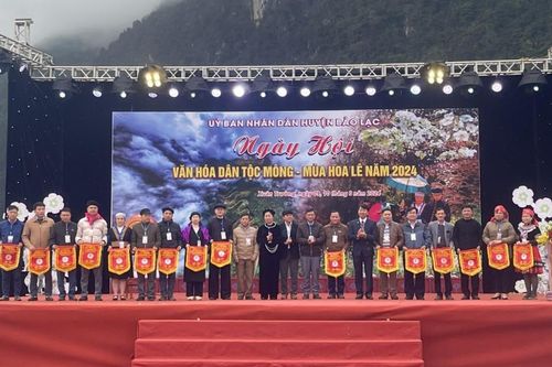 Ngày hội văn hóa dân tộc Mông và mùa hoa lê huyện Bảo Lạc