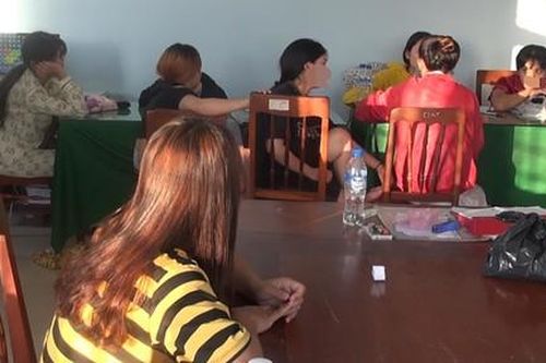 Chủ 'động quỷ' tra tấn 8 nữ nhân viên như thời trung cổ