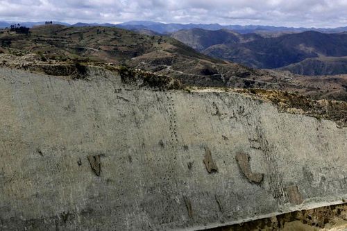 Vách đá lưu giữ 5.000 dấu chân khủng long ở Bolivia