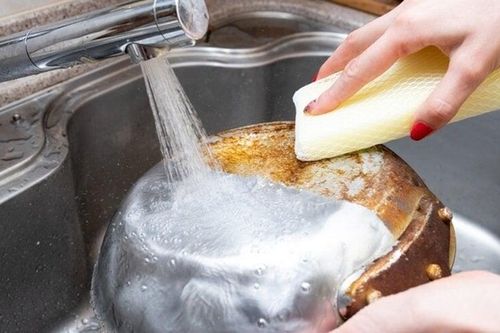 Cách làm sạch đáy nồi inox bị cháy đen