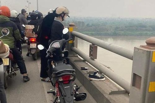 Tìm kiếm nam thanh niên nghi nhảy cầu Thanh Trì