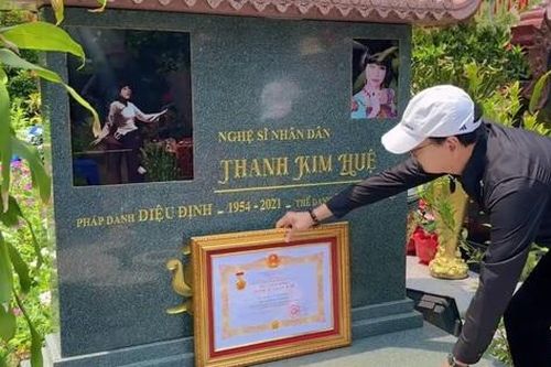 Chồng Thanh Kim Huệ mang bằng khen truy tặng NSND ra mộ vợ, bật khóc và tâm sự