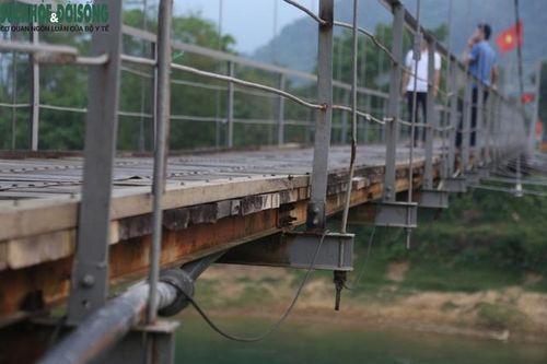 Thót tim khi qua cầu treo dân sinh 'răng rắc'