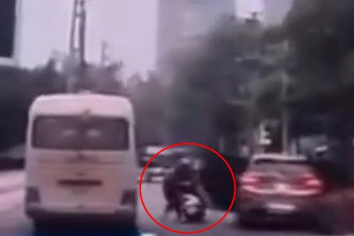 Lái xe ô tô mở cửa bất cẩn khiến người phụ nữ tử vong thương tâm