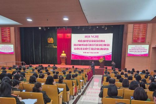 Tạo chuyển biến tích cực về công tác chính sách, cán bộ