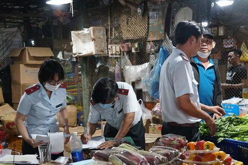 Chặn thực phẩm 'bẩn' từ chợ tự phát