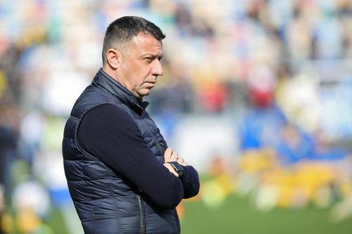 HLV húc đầu đối thủ trong trận đấu tại Serie A