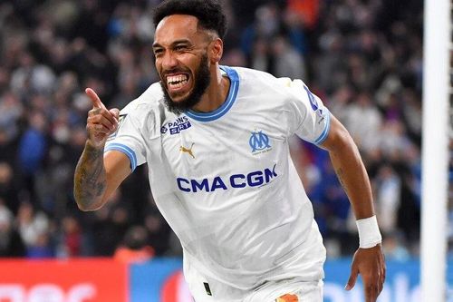 Aubameyang quá đáng sợ