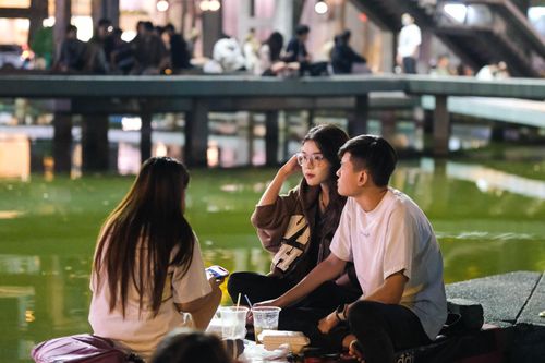 'Nè, ra cà phê bệt ngồi tới sáng không?'
