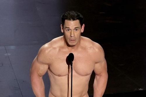 John Cena khỏa thân trên sân khấu Oscar