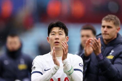 Hình ảnh Son Heung-min nhặt rác trên sân gây chú ý