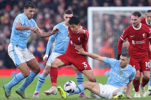 Liverpool chia điểm với Man City, Arsenal hưởng niềm vui