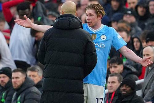 De Bruyne tỏ thái độ khi bị thay ra, Guardiola chỉ nói đúng một câu