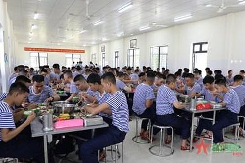 Bữa cơm ngày đầu quân ngũ