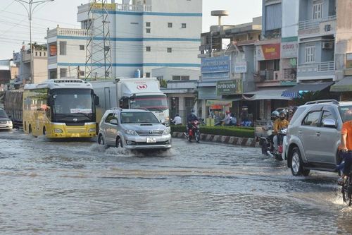 Triều cường tiếp tục gây ngập tại Tiền Giang