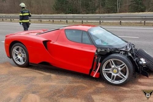 Ferrari Enzo nát đầu do nhân viên đại lý lái thử gây tai nạn