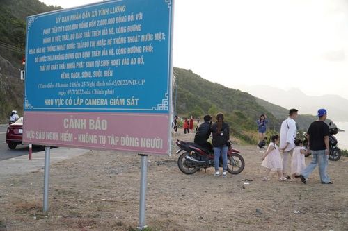Chụp ảnh sống ảo mép vực 'tử thần' Nha Trang, đùa rỡn tính mạng