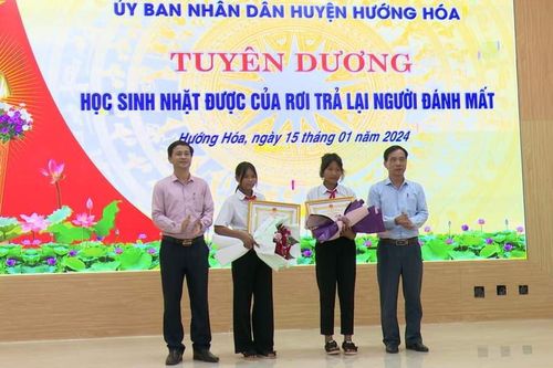 Hai HS Vân Kiều được UBND tỉnh tặng Bằng khen vì trả gần 700 USD cho du khách