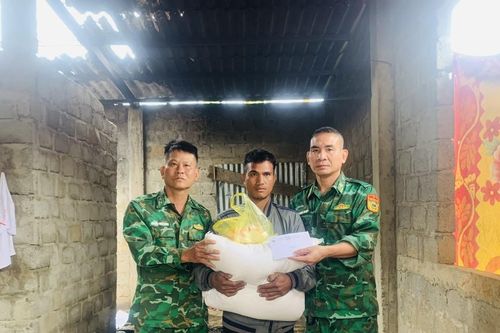 Hỗ trợ gia đình bị hỏa hoạn trên biên giới Quảng Trị