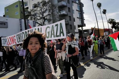 Hàng trăm người ủng hộ Palestine biểu tình bên ngoài lễ trao giải Oscar