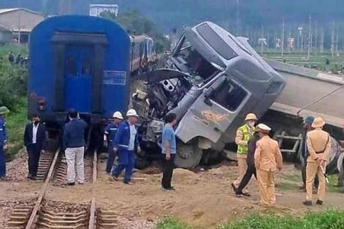 Tàu hỏa bị trượt bánh, đầu kéo biến dạng sau khi va chạm với xe tải ở Nghệ An