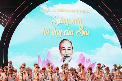 Ngưỡng mộ màn biểu diễn của kị binh trong chương trình nghệ thuật 'Sáng mãi lời dạy của Bác'