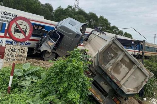 Biến dạng đầu tàu SE8 sau cú tông xe đầu kéo trên địa bàn tỉnh Nghệ An