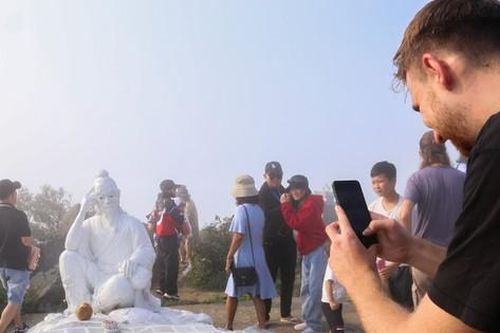 Nhiều người đổ xô lên đỉnh Bàn Cờ sau cuộc 'check-in' của tỷ phú Bill Gates