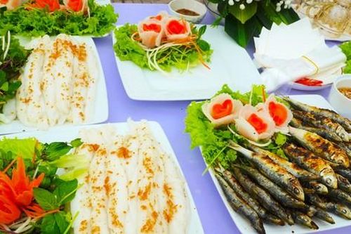 Món cá trích nướng kèm bánh mướt dưới chân ngôi đền linh thiêng xứ Nghệ