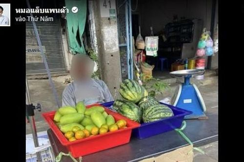 Người đàn ông Thái Lan rao bán mắt giữa chợ