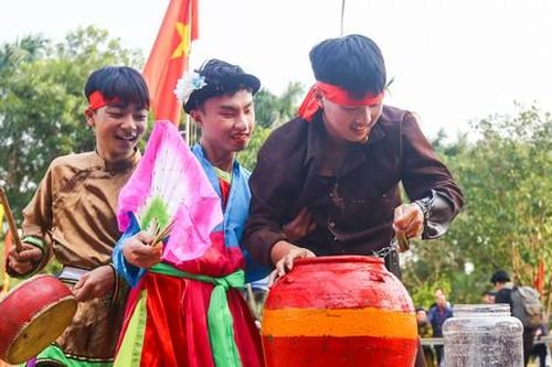 Xem nam nhân thi nhau trổ tài để kén rể tại lễ hội ở Hà Nội