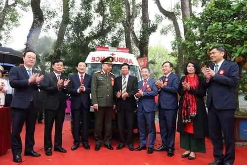 Bộ trưởng Bộ Công an trao tặng xe ô tô cứu thương cho Trung tâm Y tế Nam Đàn