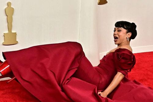 Nữ diễn viên 27 tuổi bất ngờ ngã nhào trên thảm đỏ Oscar