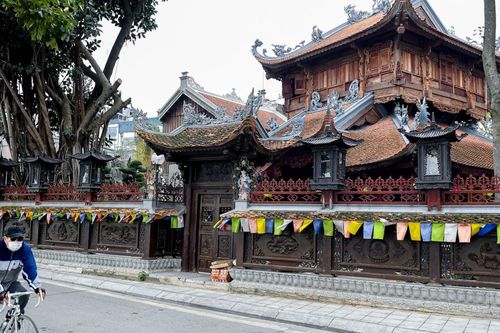 Chùa cổ hơn 1000 năm tuổi bên hồ Tây, có bức tượng Phật 600kg từ ngọc quý