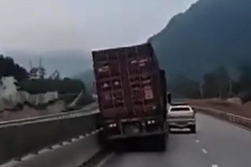 Tài xế xe container đi vào đường cấm, đâm ô tô tuần tra của CSGT