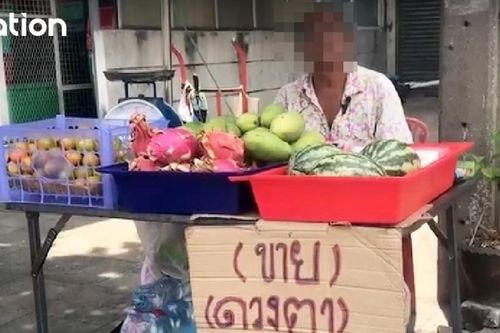 Nợ nần chồng chất, một người Thái Lan rao bán mắt bên lề đường