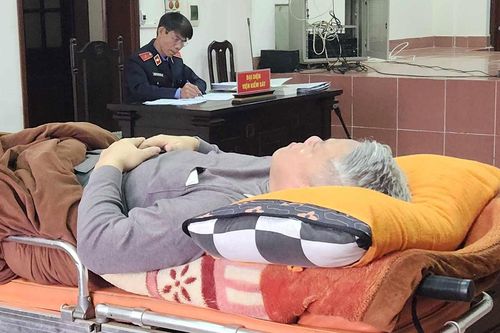 Bị cáo nằm cáng đến Tòa án Nhân dân tỉnh Hòa Bình