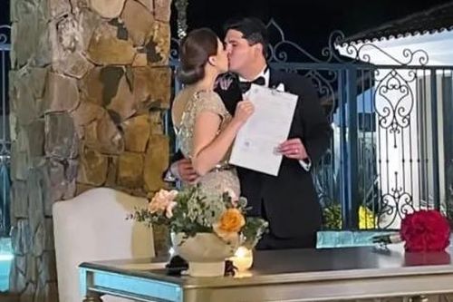 Cô dâu bị ném sơn đỏ trong ngày cưới, cộng đồng mạng bất ngờ khi biết thủ phạm