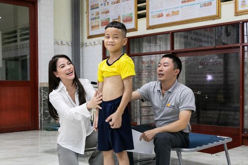 Trương Ngọc Ánh mang nụ cười tới trẻ em mồ côi